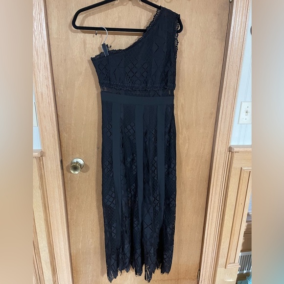 FOXIEDOX- Juliet One-Shoulder Lace Gown - Picture 4 of 5